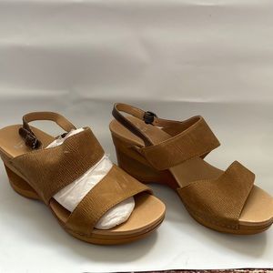 Dansko tamia honey sandal